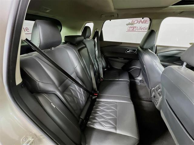 Photo of 2022 Champagne Silver Metallic Nissan Rogue
