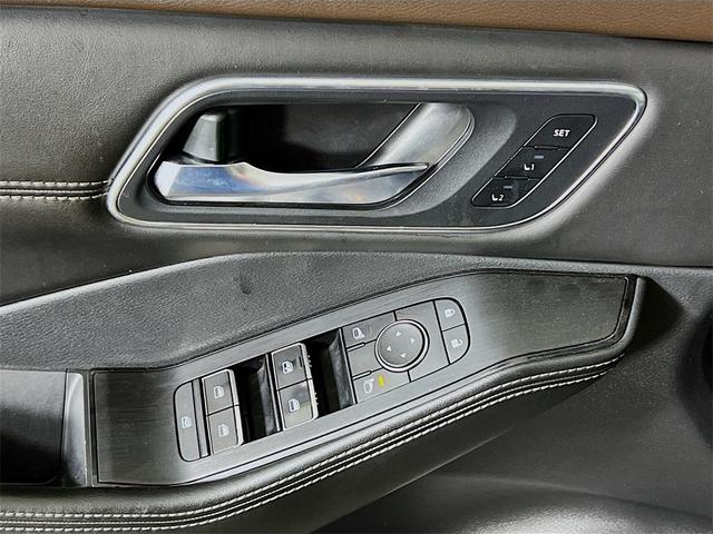 Photo of 2022 Champagne Silver Metallic Nissan Rogue