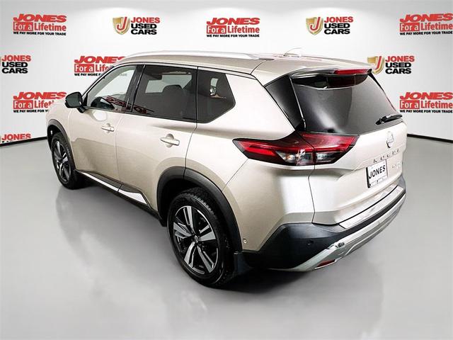 Photo of 2022 Champagne Silver Metallic Nissan Rogue