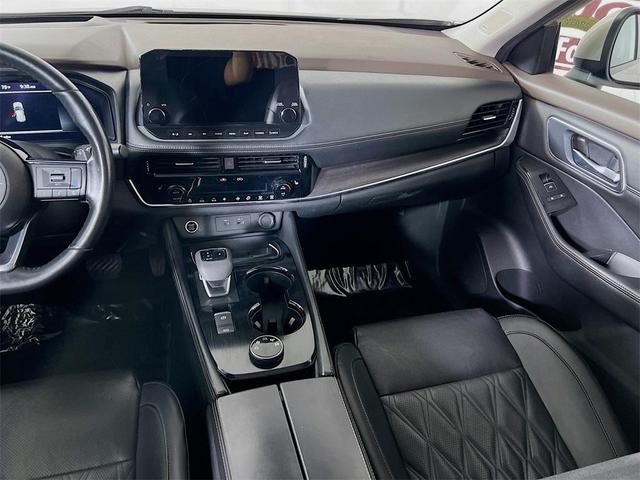 Photo of 2022 Champagne Silver Metallic Nissan Rogue