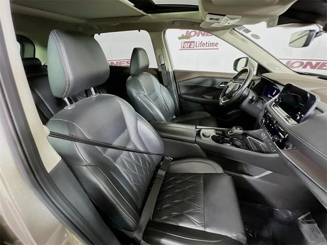 Photo of 2022 Champagne Silver Metallic Nissan Rogue