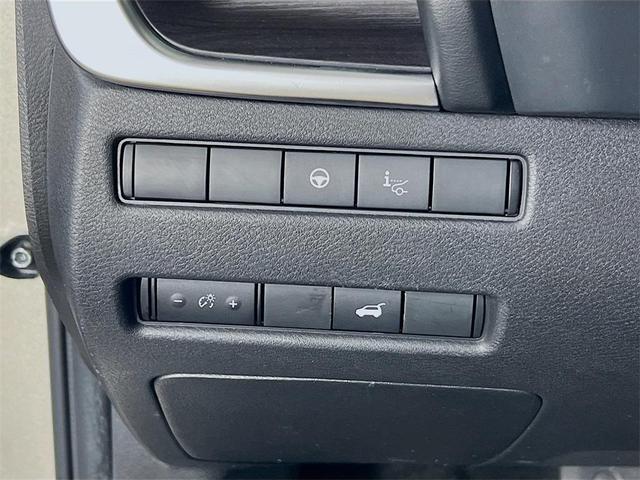 Photo of 2022 Champagne Silver Metallic Nissan Rogue