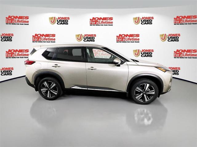 Photo of 2022 Champagne Silver Metallic Nissan Rogue