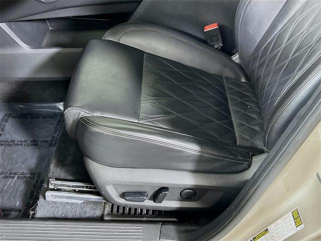 Photo of 2022 Champagne Silver Metallic Nissan Rogue