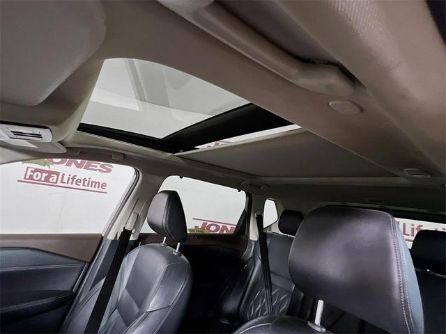 Photo of 2022 Champagne Silver Metallic Nissan Rogue