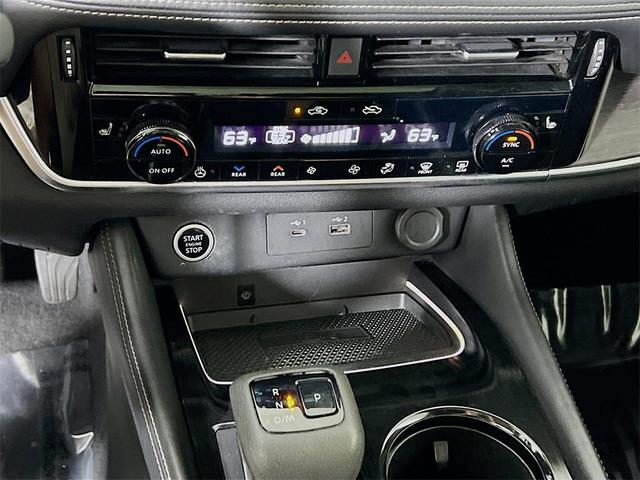 Photo of 2022 Champagne Silver Metallic Nissan Rogue