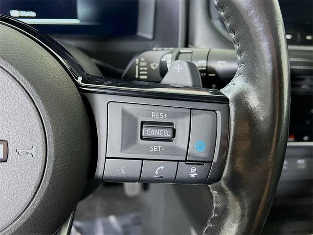 Photo of 2022 Champagne Silver Metallic Nissan Rogue