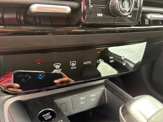Photo of 2025 Aspen White Tricoat/Super Black Nissan Kicks