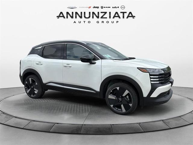 Photo of 2025 Aspen White Tricoat/Super Black Nissan Kicks