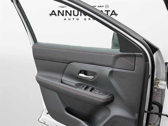 Photo of 2025 Aspen White Tricoat/Super Black Nissan Kicks
