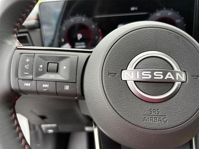 Photo of 2025 Aspen White Tricoat/Super Black Nissan Kicks