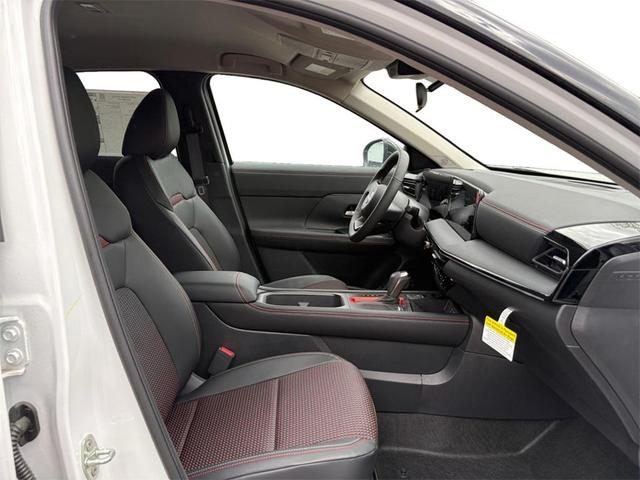 Photo of 2025 Aspen White Tricoat/Super Black Nissan Kicks