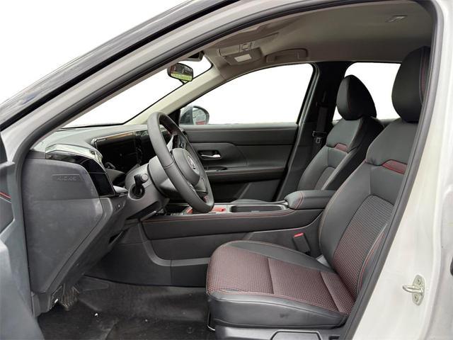 Photo of 2025 Aspen White Tricoat/Super Black Nissan Kicks