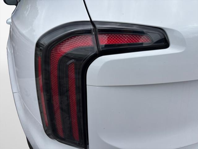 Photo of 2025 Glacial White Pearl Kia Telluride