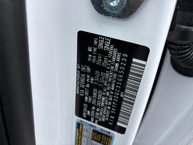 Photo of 2025 Glacial White Pearl Kia Telluride