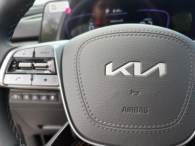 Photo of 2025 Glacial White Pearl Kia Telluride