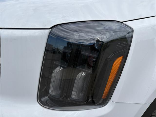 Photo of 2025 Glacial White Pearl Kia Telluride