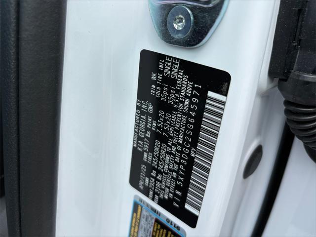 Photo of 2025 Glacial White Pearl Kia Telluride