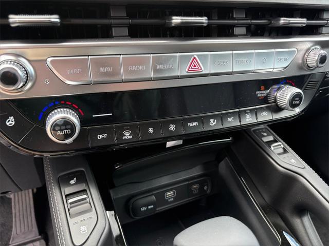 Photo of 2025 Glacial White Pearl Kia Telluride