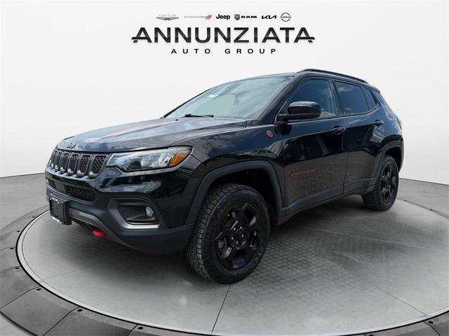 Photo of 2023 Diamond Black Crystal Pearlcoat Jeep Compass