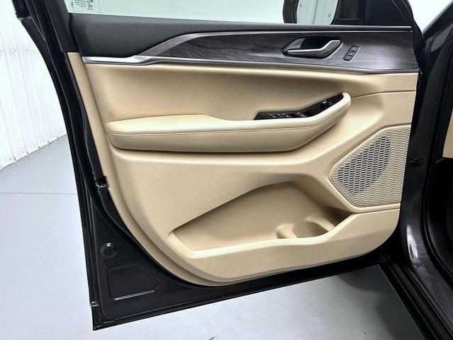 Photo of 2024 Baltic Gray Metallic Clearcoat Jeep Grand Cherokee