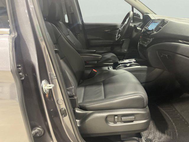 Photo of 2022 Gray Honda Pilot