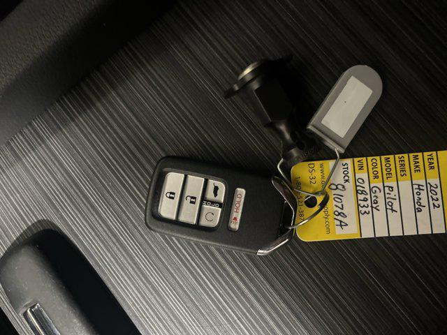 Photo of 2022 Gray Honda Pilot