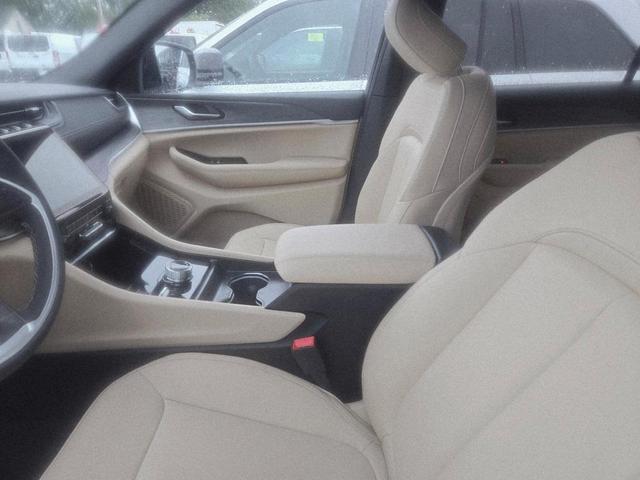Photo of 2025 Bright White Clearcoat Jeep Grand Cherokee L