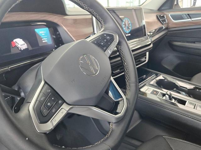 Photo of 2024 Pure White Volkswagen Atlas