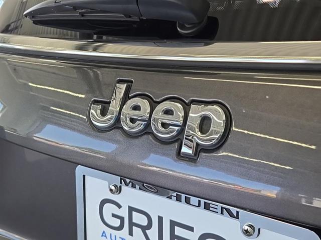 Photo of 2018 Granite Crystal Clearcoat Metallic Jeep Compass