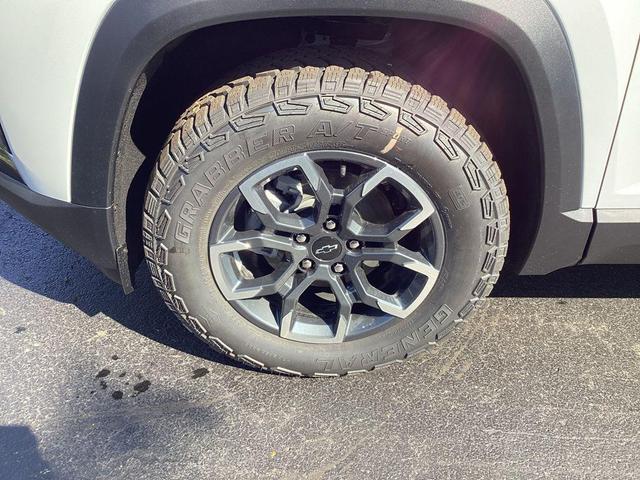Photo of 2026 Polar White Tricoat Chevrolet Equinox
