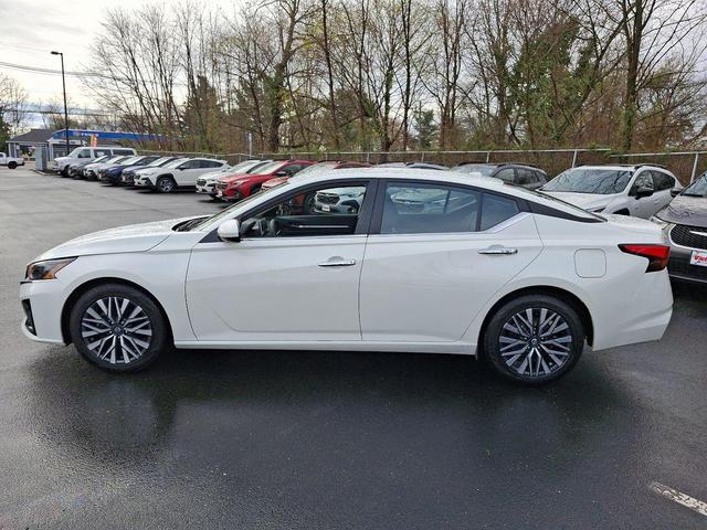 Photo of 2023 White Nissan Altima