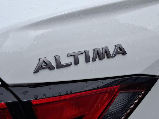 Photo of 2023 White Nissan Altima