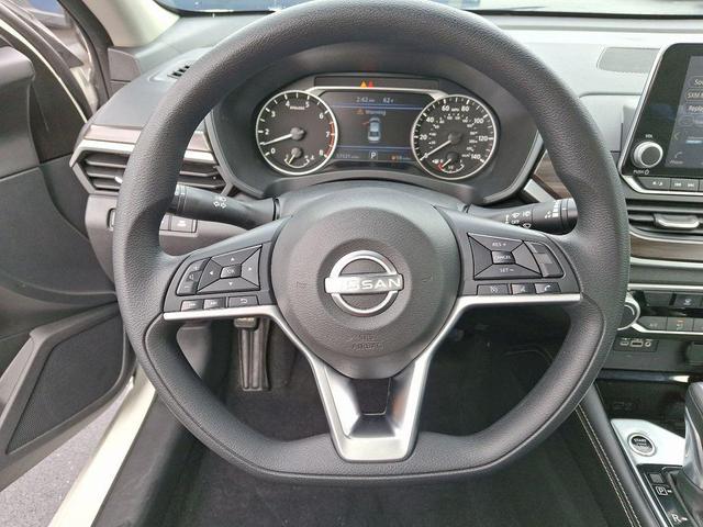 Photo of 2023 White Nissan Altima