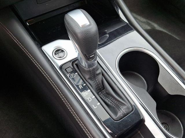 Photo of 2023 White Nissan Altima