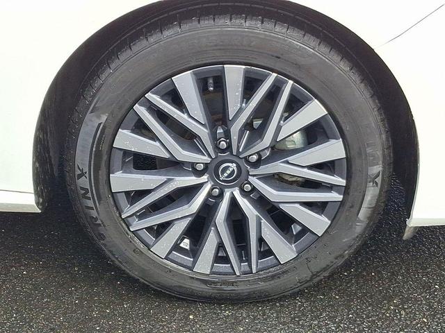 Photo of 2023 White Nissan Altima