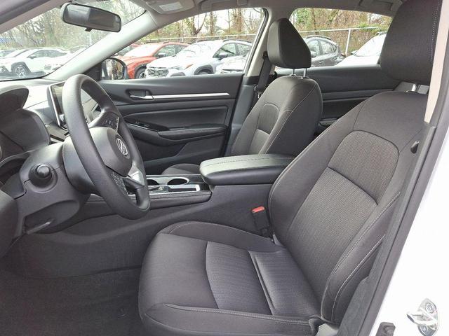 Photo of 2023 White Nissan Altima