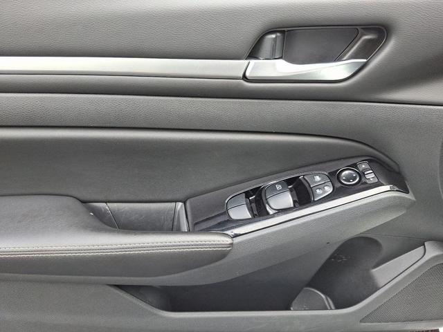 Photo of 2023 White Nissan Altima