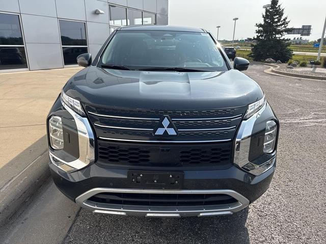 Photo of 2024 Alloy Silver Metallic Mitsubishi Outlander