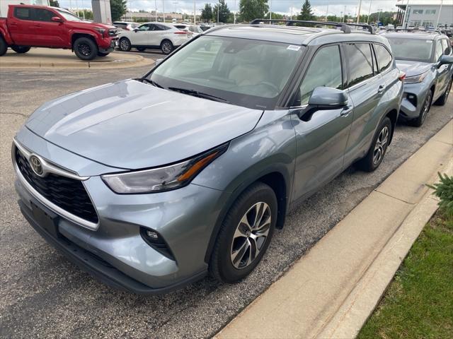Photo of 2022 Moon Dust Toyota Highlander
