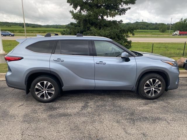 Photo of 2022 Moon Dust Toyota Highlander