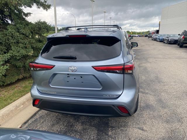 Photo of 2022 Moon Dust Toyota Highlander