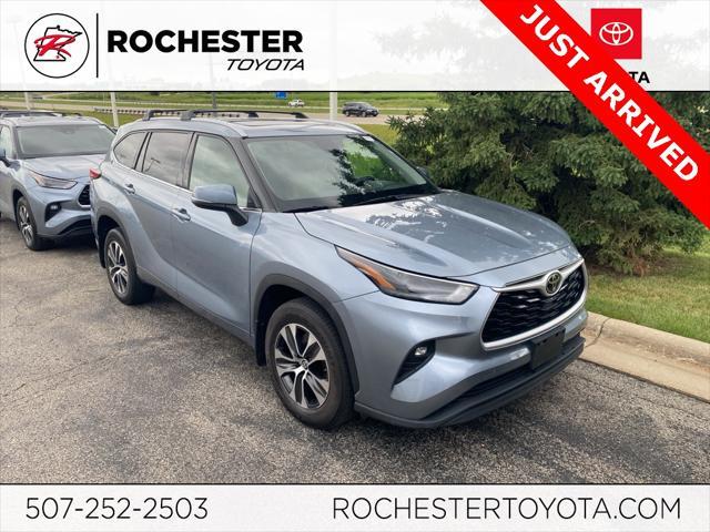 Photo of 2022 Moon Dust Toyota Highlander