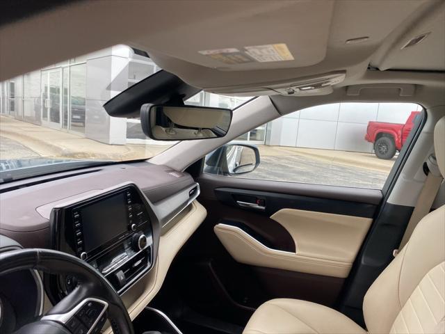 Photo of 2022 Moon Dust Toyota Highlander
