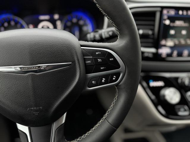 Photo of 2024 Brilliant Black Crystal Pearlcoat Chrysler Pacifica
