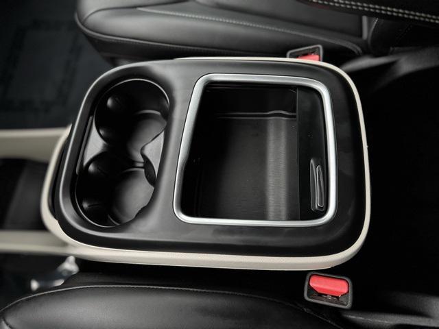 Photo of 2024 Brilliant Black Crystal Pearlcoat Chrysler Pacifica