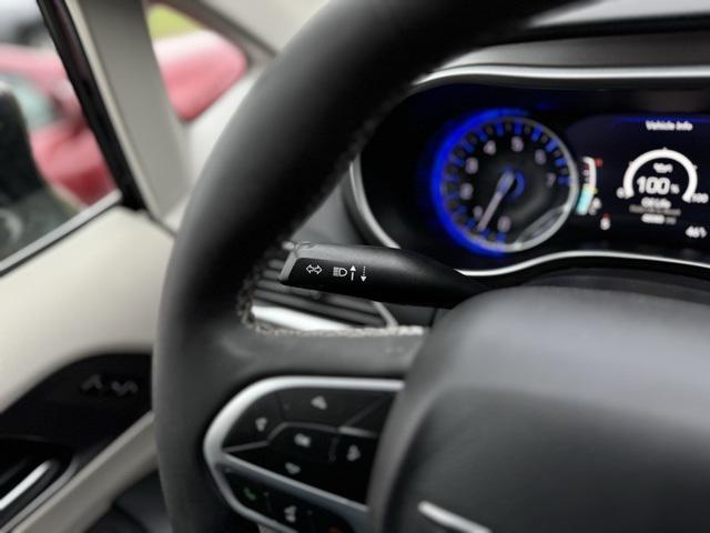 Photo of 2024 Brilliant Black Crystal Pearlcoat Chrysler Pacifica