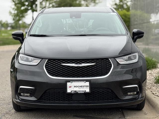 Photo of 2024 Brilliant Black Crystal Pearlcoat Chrysler Pacifica