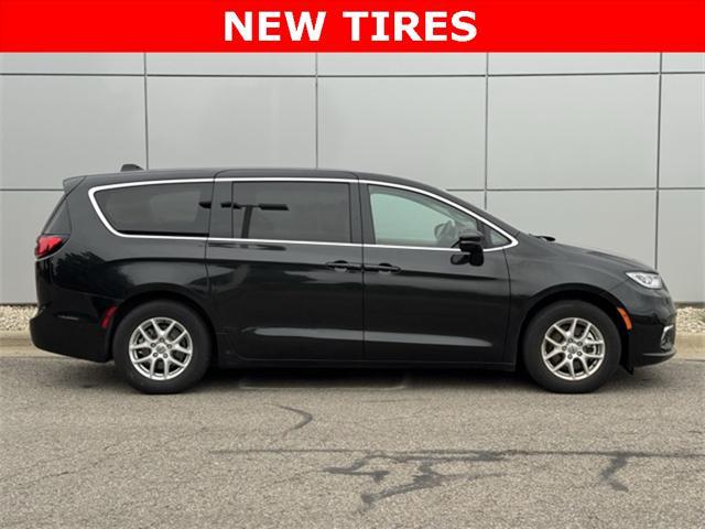 Photo of 2024 Brilliant Black Crystal Pearlcoat Chrysler Pacifica