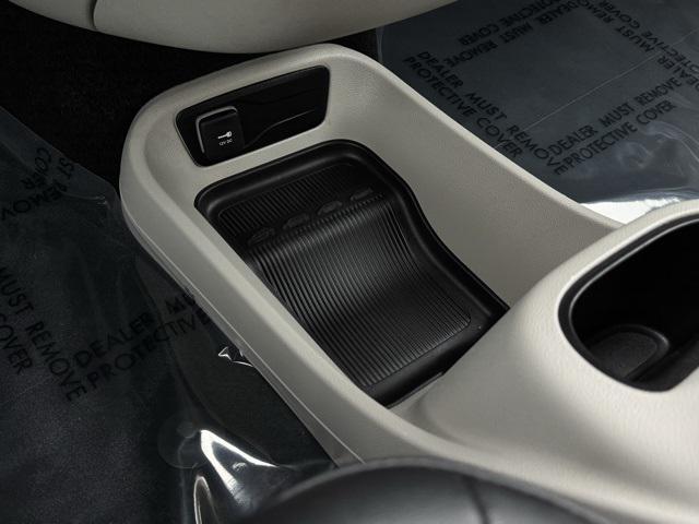 Photo of 2024 Brilliant Black Crystal Pearlcoat Chrysler Pacifica